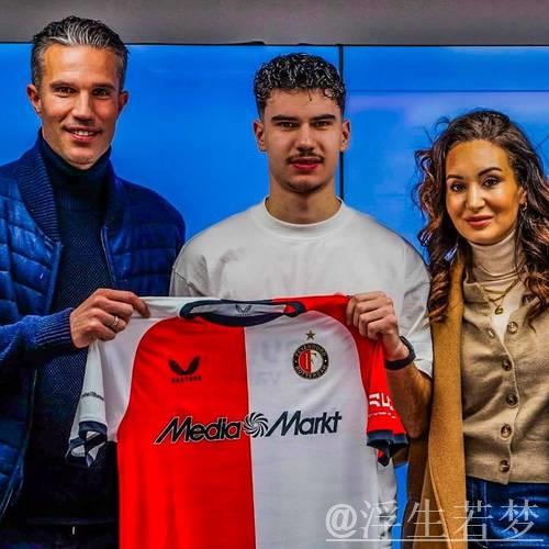 范佩西42岁执教首秀，19岁儿子1米86中锋首演吸引三万观众 ​​​​